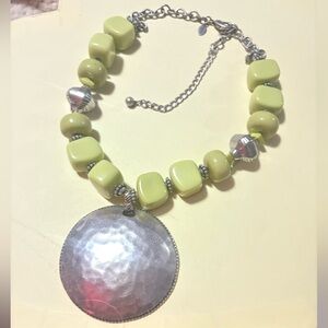 Chico’s gorg Silver and Green Beaded Necklace w/ pendant